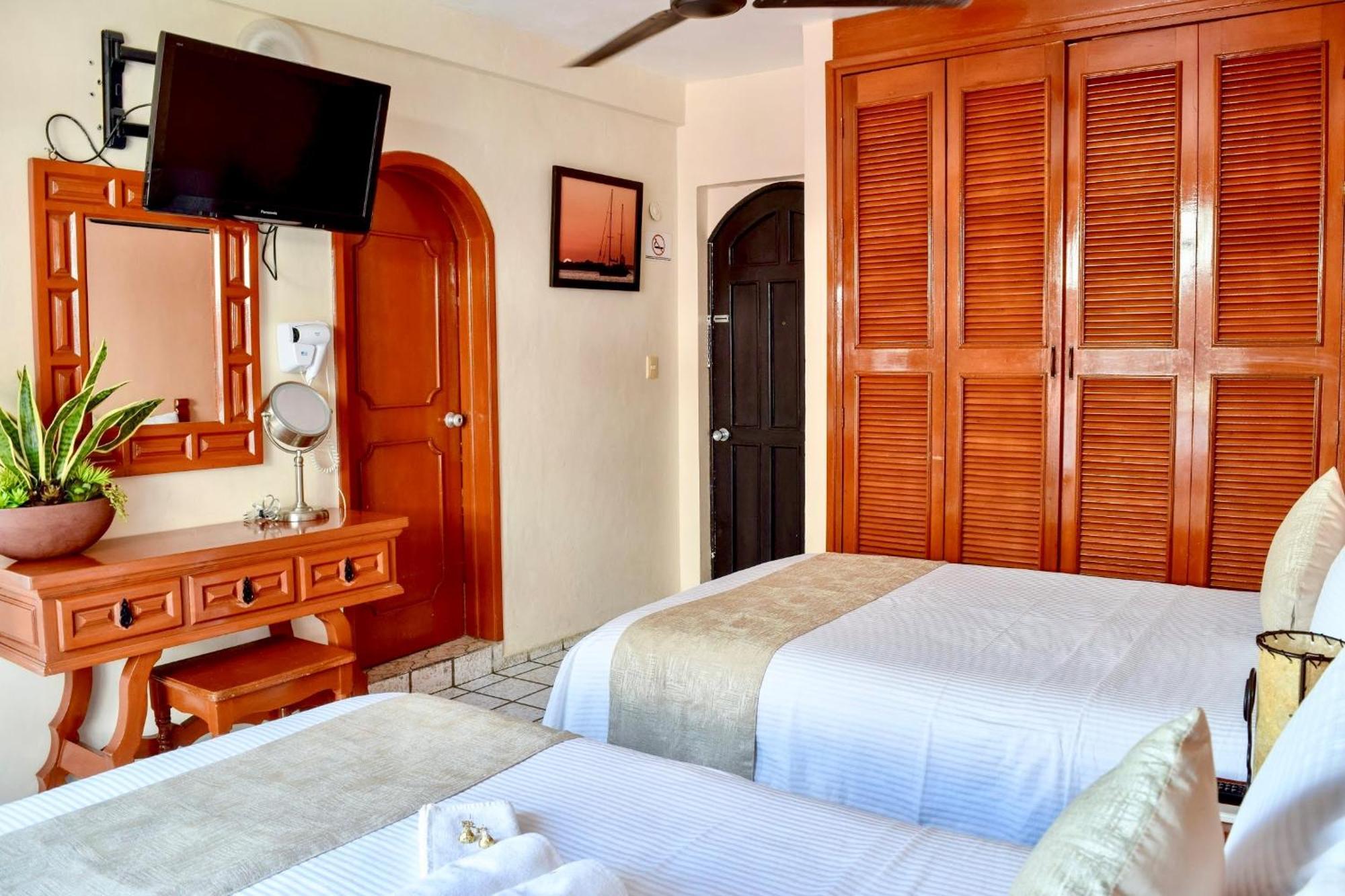 Hotel Bucaneros Isla Mujeres Exterior photo