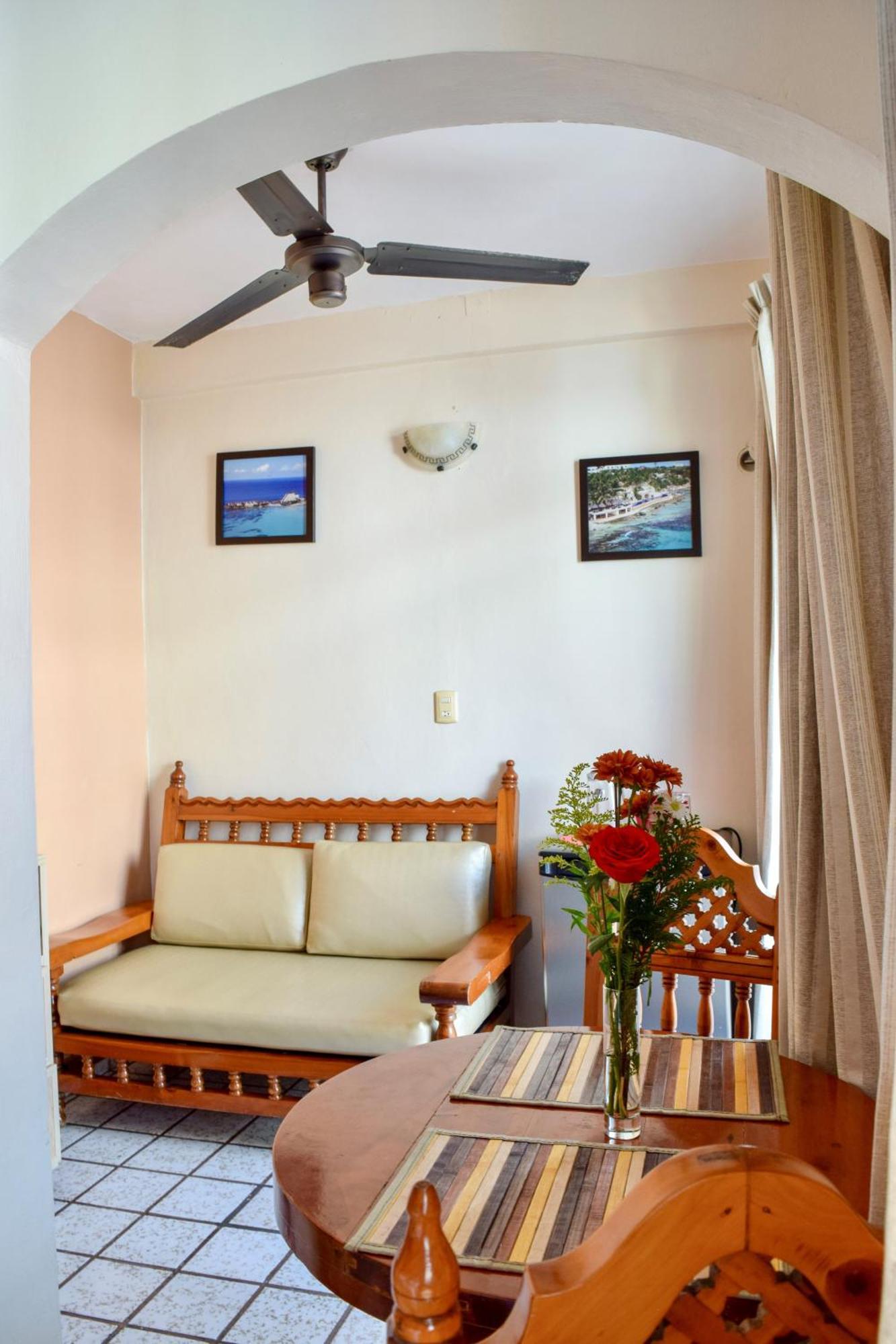 Hotel Bucaneros Isla Mujeres Exterior photo
